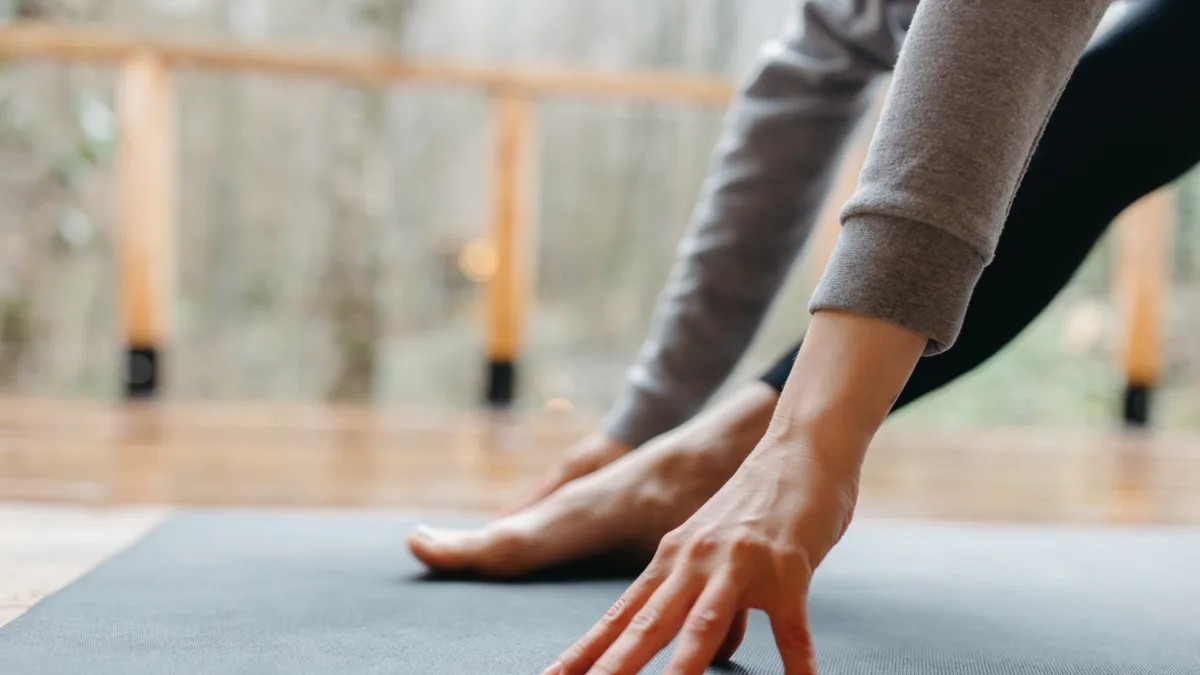 Vinyasa Yoga adalah Jenis Yoga yang Menghubungkan Gerakan Tubuh dengan Nafas